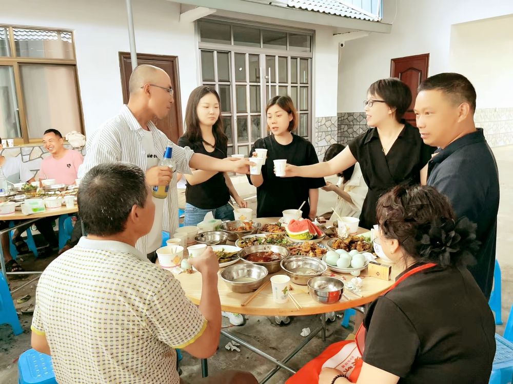 端午佳節(jié)即將來(lái)臨之際 四川博水環(huán)保 主管團(tuán)隊(duì) 攜節(jié)日禮品 ,向駐扎眉山工業(yè)園區(qū)污水處理廠項(xiàng)目駐地員工,送上深切的慰問(wèn)和關(guān)懷 端午佳節(jié)即將來(lái)臨之際 四川博水環(huán)保 主管團(tuán)隊(duì) 攜節(jié)日禮品 ,向駐扎眉山工業(yè)園區(qū)污水處理廠項(xiàng)目駐地員工,送上深切的慰問(wèn)和關(guān)懷